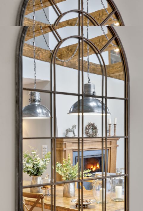 Lustro przywiezione z Francji. Miejsce do ucztowania