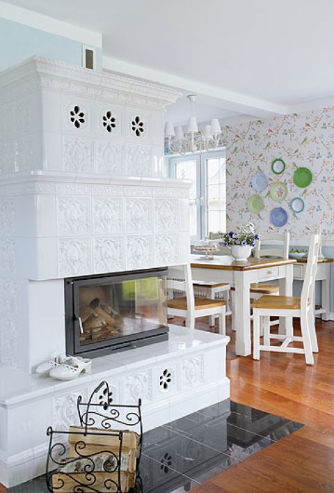 Kominek Monika naszkicowała sama, a kopie przedwojennych austryjackich kafli znalazła w polskiej manufakturze Kafel-kar.