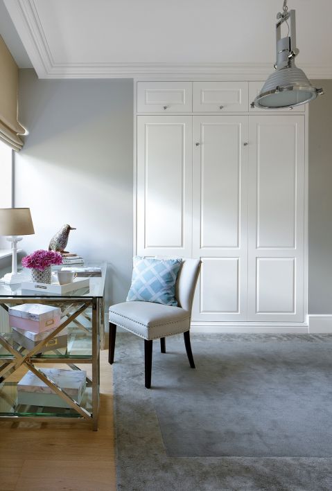 To mieszkanie jest leciutkie, ponadczasowe i eleganckie: klasyczne meble i dodatki, sztukaterie, stonowane