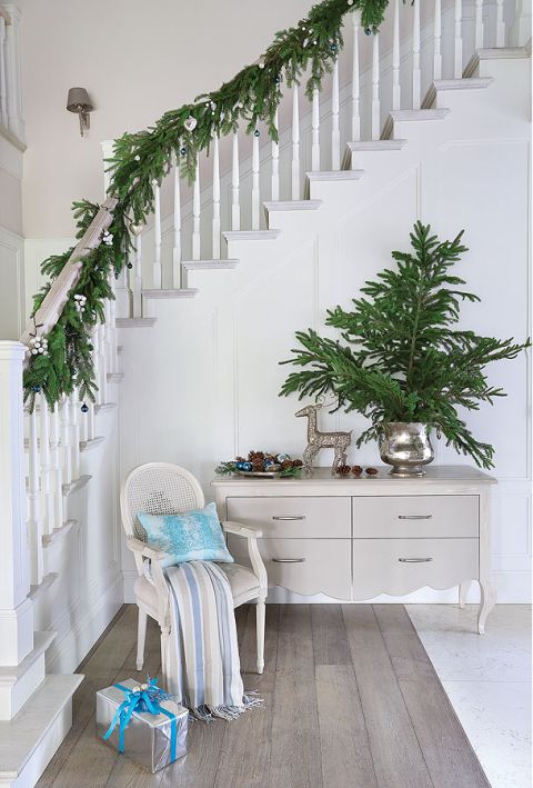 Wystrojony kącik w holu. Srebrzysty jelonek na komodzie od Laury Ashley.