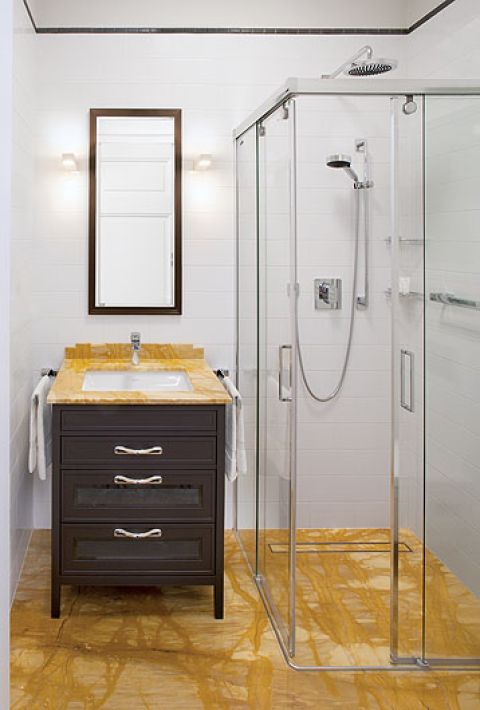 Na podłodze włoski marmur spod Sieny w ciepłym dyniowym odcieniu.