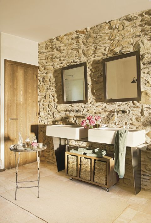 Niełatwo kupić kamienny dom w Pirenejach w stylu rustykalnym. Te najładniejsze przechodzą z pokolenia na