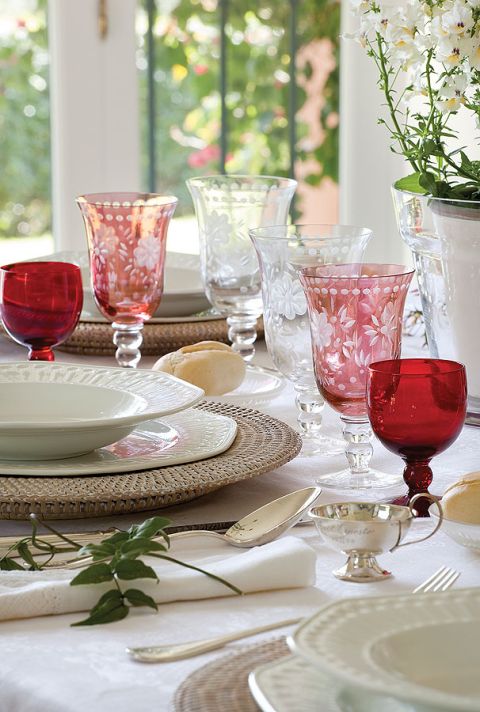 Eleganckie nakrycie stołu. Rustykalny dom wśród chlebowych drzew