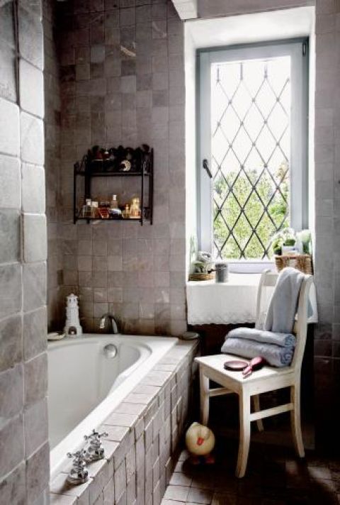 Gołębi kolor dodaje elegancji. Willa w zaczarowanym ogrodzie