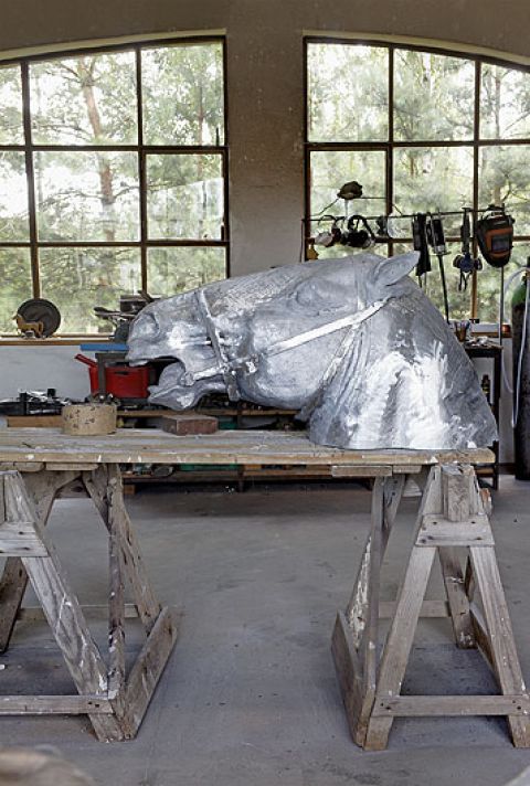 Siedlisko w którym żyją i tworzą Górniccy. Prosty wystrój – drewno, kamień, metal, a na