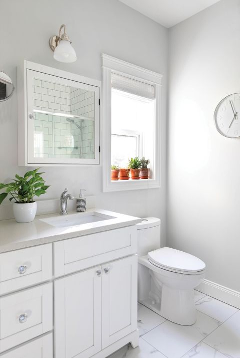 białe szafki w łazience