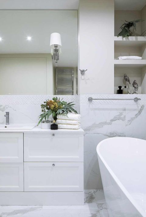 Salon połączony z holem, otwartą kuchnią i jadalnią ma dziś prawie 60 m kw. Filary, które są częścią konstrukcji