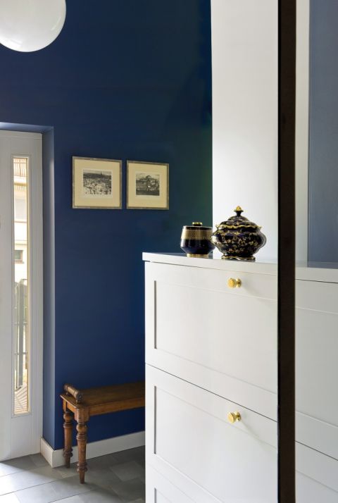 granatowa ściana w przedpokoju
