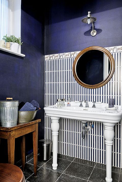Rustykalna, niebieska łazienka przy niebieskiej sypialni.