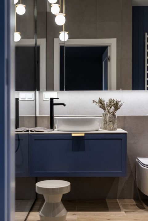 lustrzane fronty w łazience