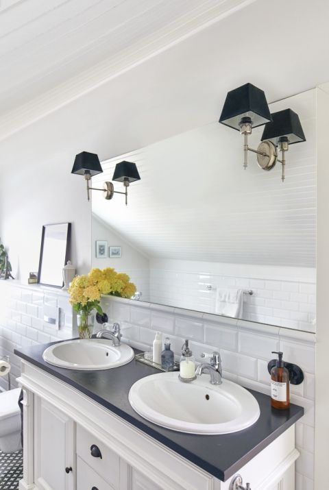 biała łazienka w domu