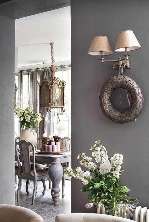 Szarości i błękity - to klucz do aranżacji tego wnętrza.