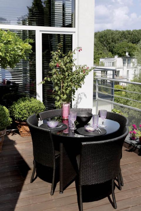 Apartament w parku nad stawem ma wszystkie zalety willi z ogrodem. Nowoczesny i wygodny.