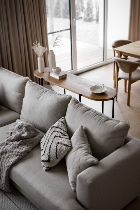 przytulny salon w beżach z drewnianymi dodatkami