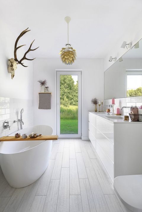 biała łazienka z wanną styl skandynawski