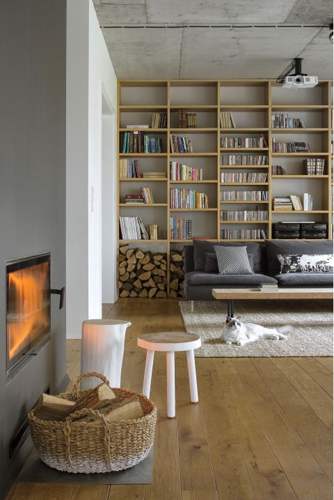 Biblioteka ciągnie się przez całą szerokość - jest w salonie i w gabinecie gospodarza