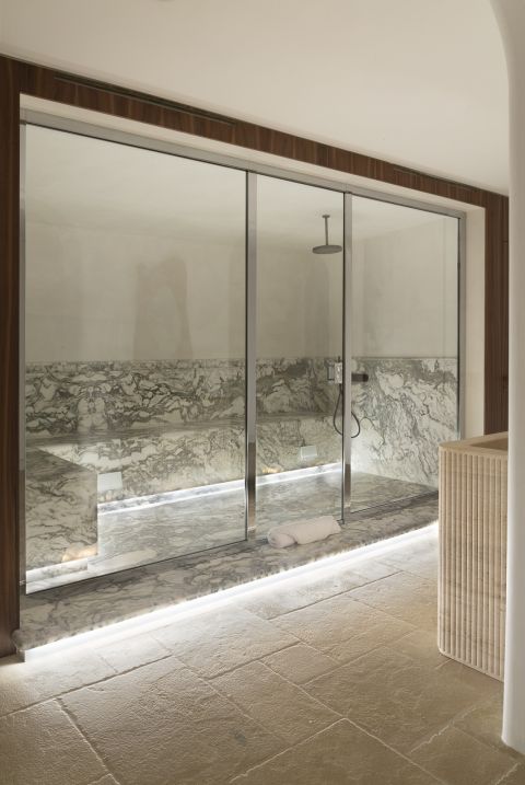 strefa prysznicowa i sauna w łazience w willi w stylu quiet luxury