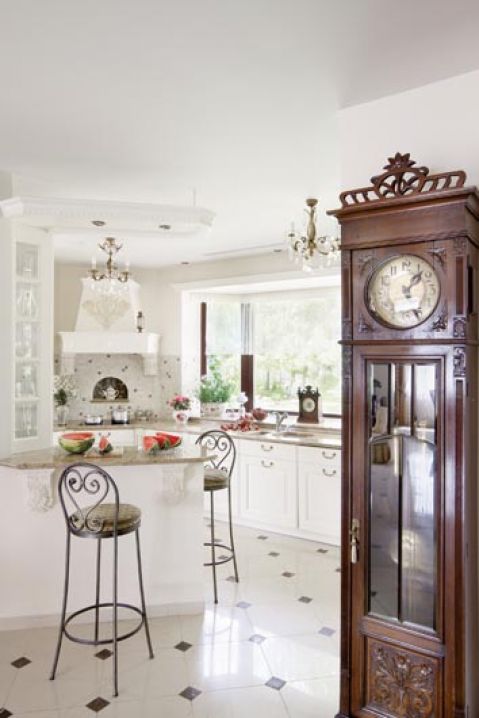 stylowe wnętrze biała kuchnia stary zegar