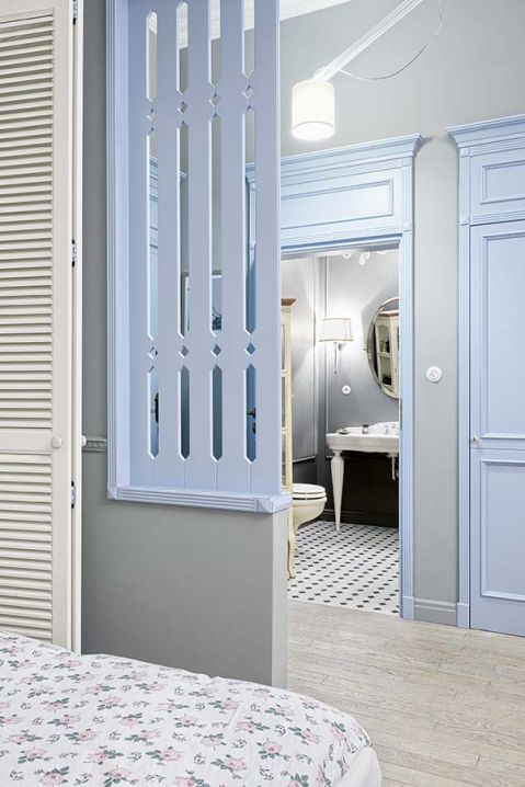 Ażurowa ścianka to pomysł stolarskiej firmy arino house – nawiązuje do balkonowej balustrady. Drzwi wydają