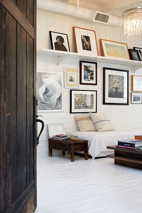 Biel przełamują dodatki w kolorach naturalnego drewna.