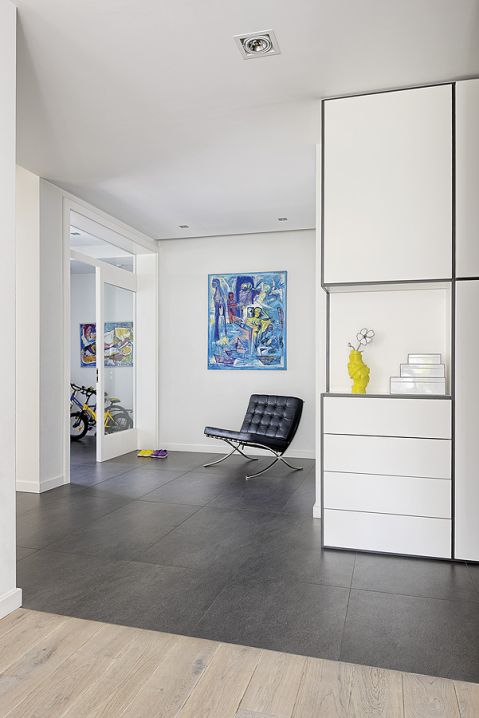 Ciepłym kolorom wnętrz przeciwstawia się eksplozja barw z wiszących na ścianach obrazów. Prawie wszystkie namalował