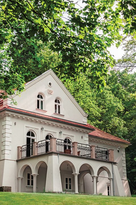 Do domu prowadzi długa lipowa aleja, dookoła trzyhektarowy park ze starymi klonami, po obu stronach budynku dwa dęby, pomniki