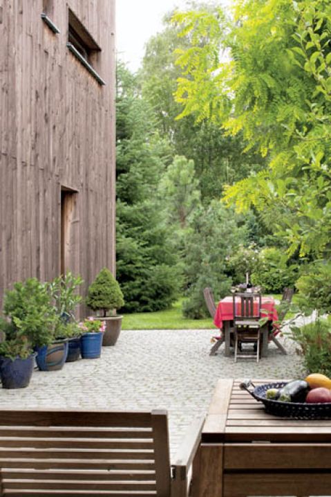 Dom jest nowoczesny, ale zaprojektowany tak, że zieleń wdziera się do salonu.