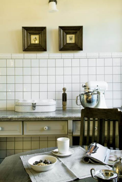 Kuchnia jest jasna, w odcieniu creamy white.