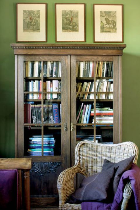 Pani domu mówi, że dziś urządziłaby go inaczej, nie tak drobnomieszczańsko. To napuszenie, jak sami mówią, próbują rozbić na