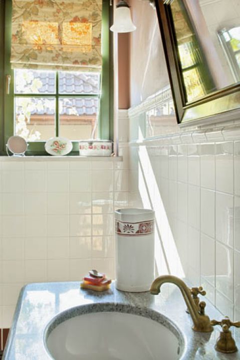 Jasna, klasyczna łazienka. Dom z kamienia