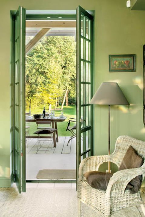 Ciemna matowa zieleń na ścianach jest dobrym pomysłem bo w domu są ogromne okna więc nie jest ciemno..