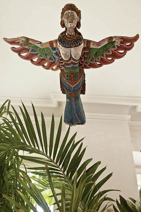 Drewniana figura katającej Garudy przywieziona z Bali.