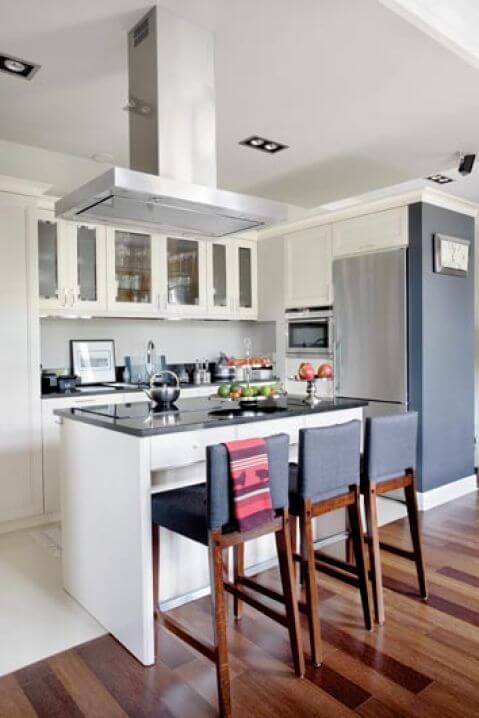 Hokery Maja kupiła w IKEA, ale wybrała dla nich taką samą tkaninę jak na krzesła.