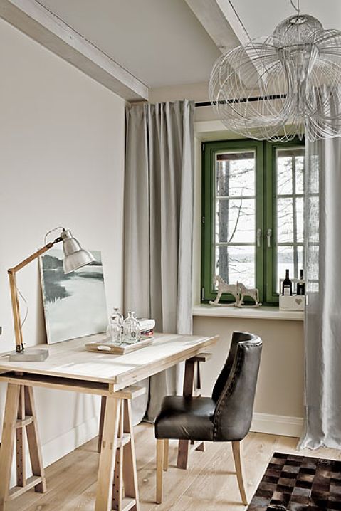 Kącik do pracy w sypialni. Drewniak z francuskim wnętrzem