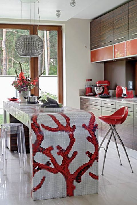 Kuchenna wyspa wyłożona mozaiką Bisazzy z motywem czerwonego koralowca.