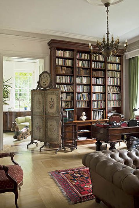 Meble kupione w Anglii tworzą kolonialny styl.