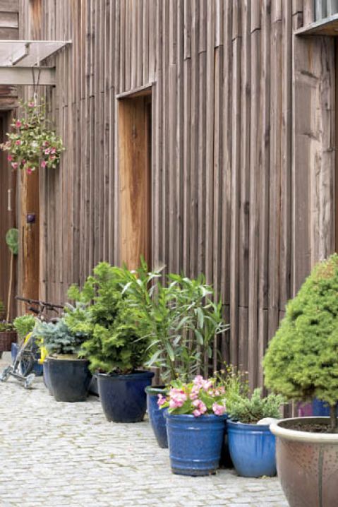 Modrzew pięknie się starzeje, jest smolny, odporny na deszcz. Gdy błyśnie słońce, nagrzewa się. Ale nie parzy jak kamień,