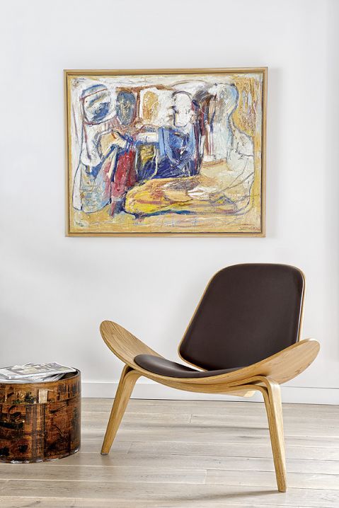 Obok obrazu Andrzeja Kasprzaka klasyk duńskiego dizajnu - krzesło Shell Hansa J. Wegnera.