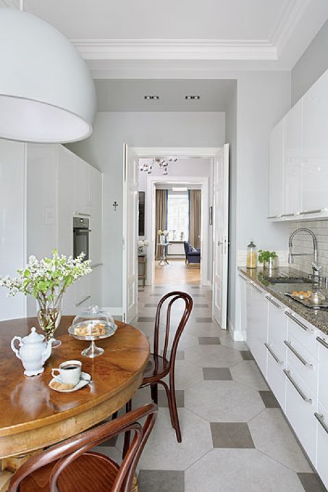 Stare z nowym żyje tutaj w zgodzie. Nad stołem kupionym przez przyjaciela Małgorzaty na pchlim targu wisi ascetyczna lampa