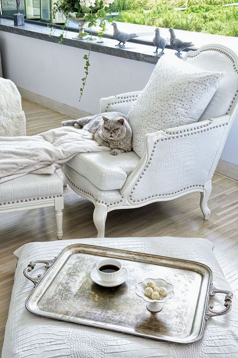 Stylizowany fotel w dizajnerskiej odsłonie, obijany skórą i tapicerskimi ćwiekami. Projekt Philippa Pleina.