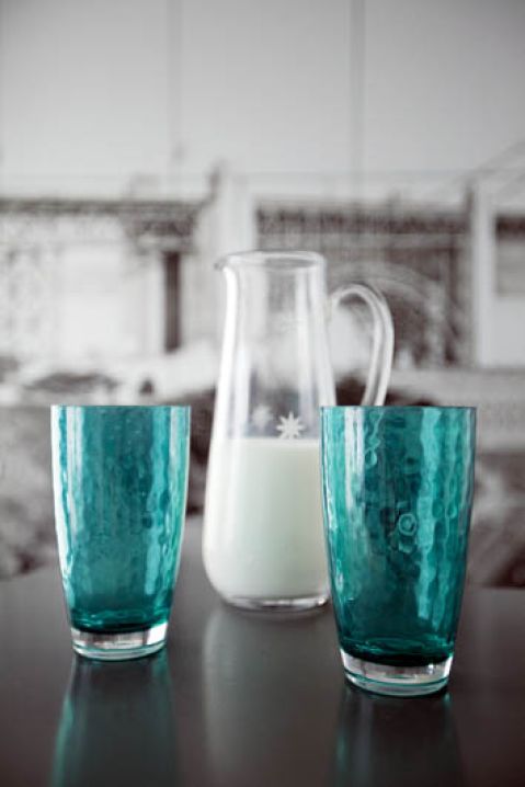 Także elementy dekoracyjne są zdominowane przez biel i morski błękit.