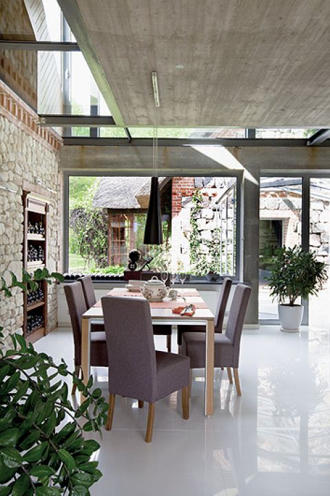 W nowej stodole na podłodze znajduje się żywica epoksydowa.