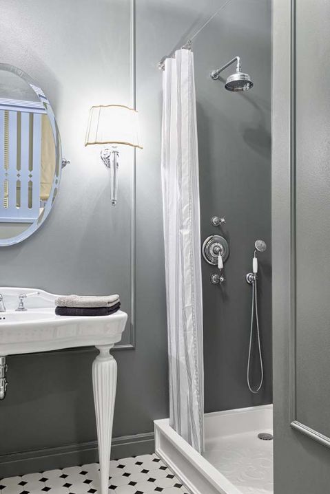 W tym niedużym wnętrzu wykorzystano każdy centymetr. Zmieściła się kuchnia, jadalnia, salonik i sypialnia.