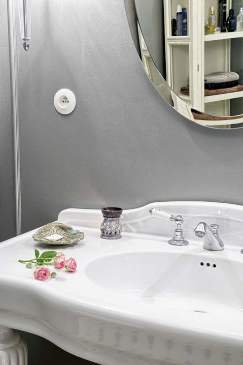 W tym niedużym wnętrzu wykorzystano każdy centymetr. Zmieściła się kuchnia, jadalnia, salonik i sypialnia.