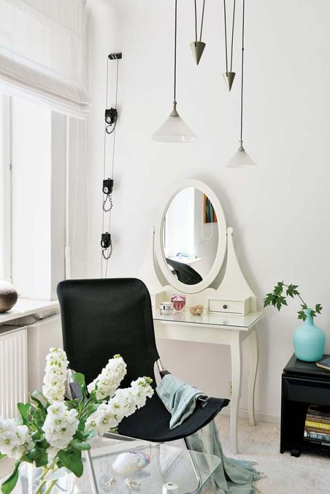 Biała toaletka w stylu art deco i nowoczesne lampy.