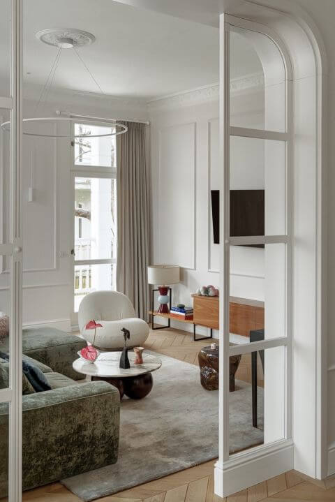 nowoczesny salon w stylowej kamienicy