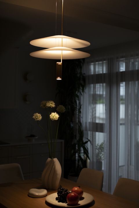 lampa nad stołem jadalnym