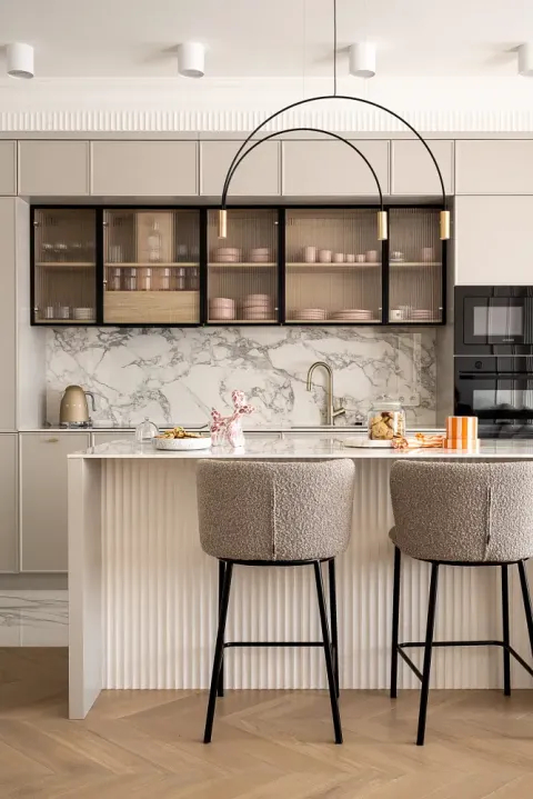 beżowa kuchnia z czarnymi dodatkami