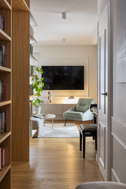 telewizor w sztukateryjnej ramie