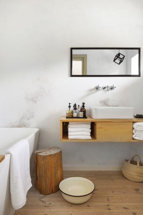 biała łazienka z drewnem zdjęcia